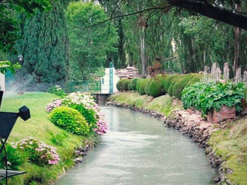 Canal y jardines de Gaiman, en el Valle del Chubut